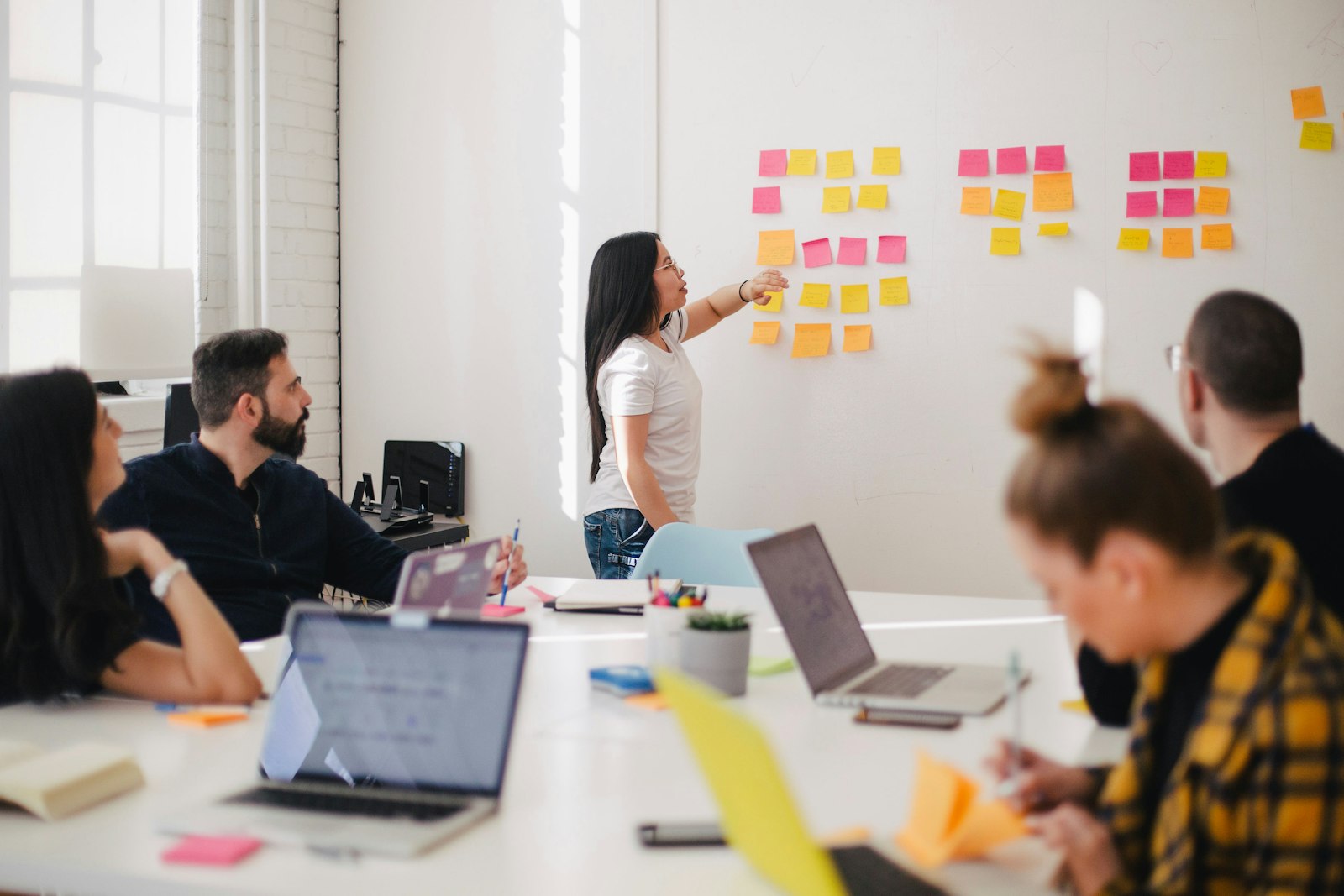 Pizarra del taller con notas de diagnóstico del negocio y matriz de decisiones.