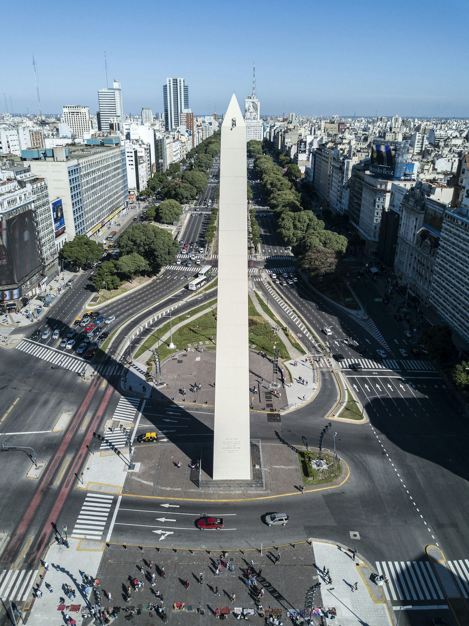Vista de Avenida Roque Sáenz Peña, Microcentro porteño, hacia Diagonal Norte, en horario de trabajo.