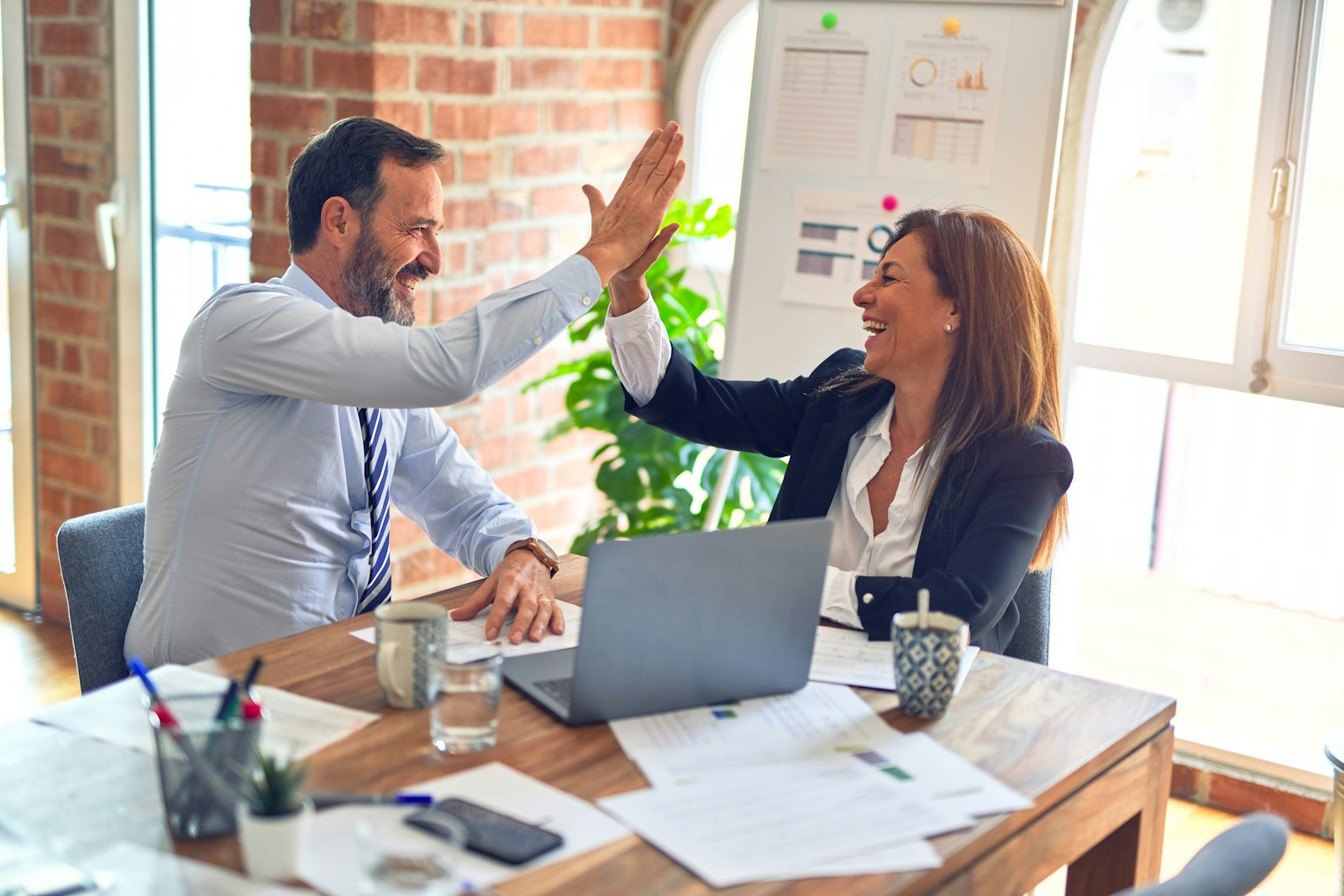 Mesa de estrategia con notas del plan comercial y guía de mensajes del taller consultivo.